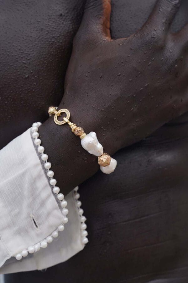 Brazalete Amor Prohibido Perlas y Lava en Oro 18k, Joyería Luison