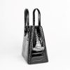 BSTLN0025_03_p Bolso de Mano Negro con Patrón de Cocodrilo LACKE, Luison