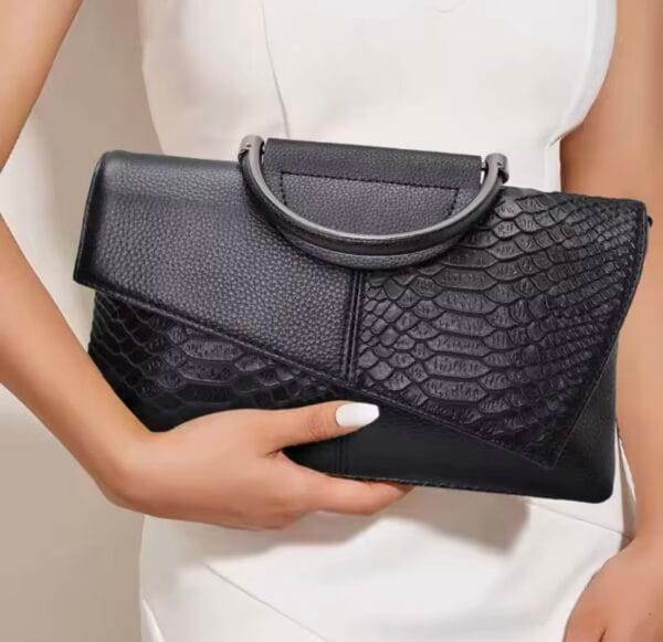 Bolso de Piel con Estampado de Serpiente Negro | LUISON